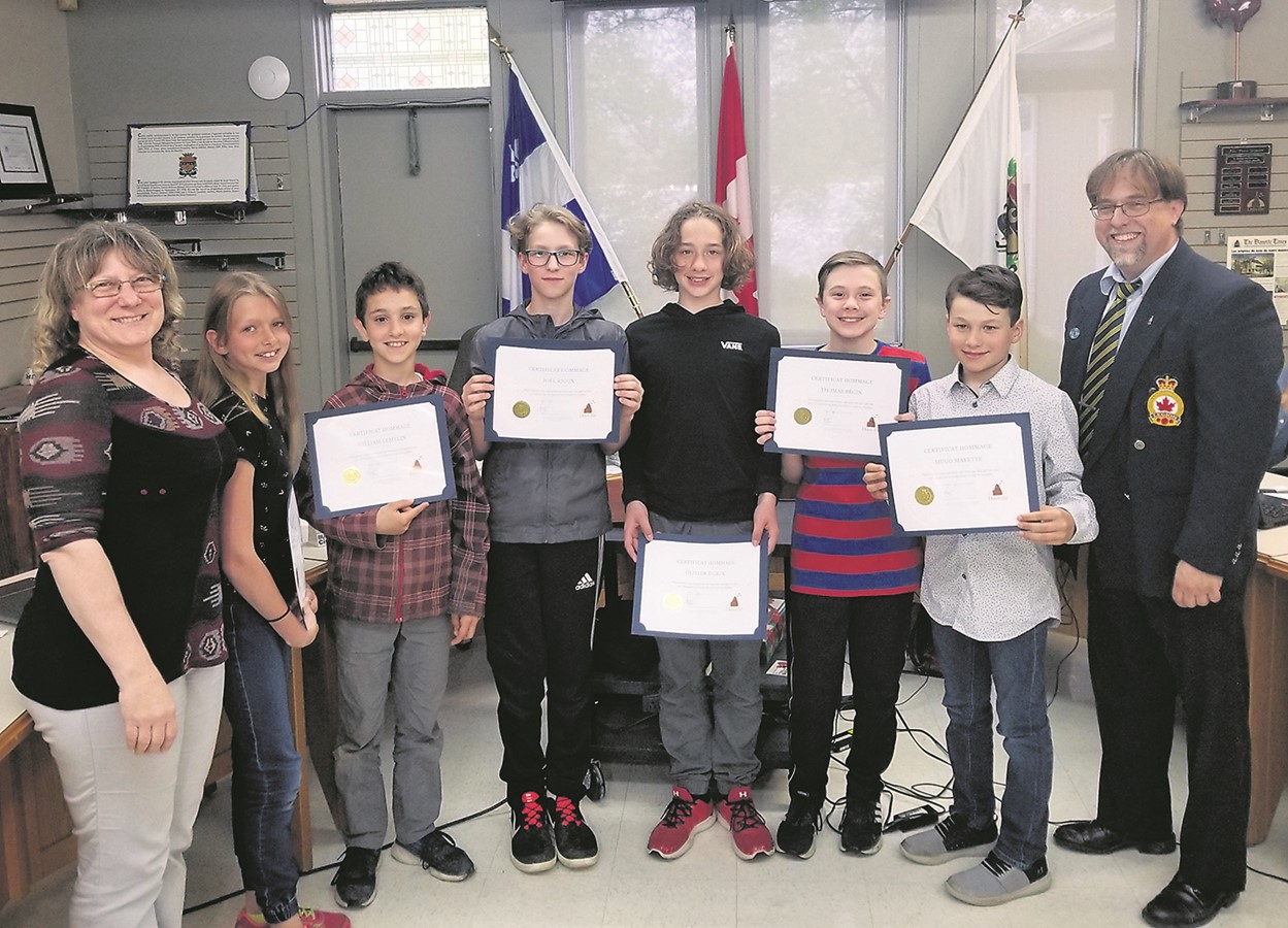 Dans l’ordre habituel: Nathalie Boissé, conseillère, Angeline Gendron, William Lemelin, Joël Rioux, Olivier Dubuc, Thomas Bégin, Hugo Mayette accompagnés du Maire de Danville, M. Michel Plourde.