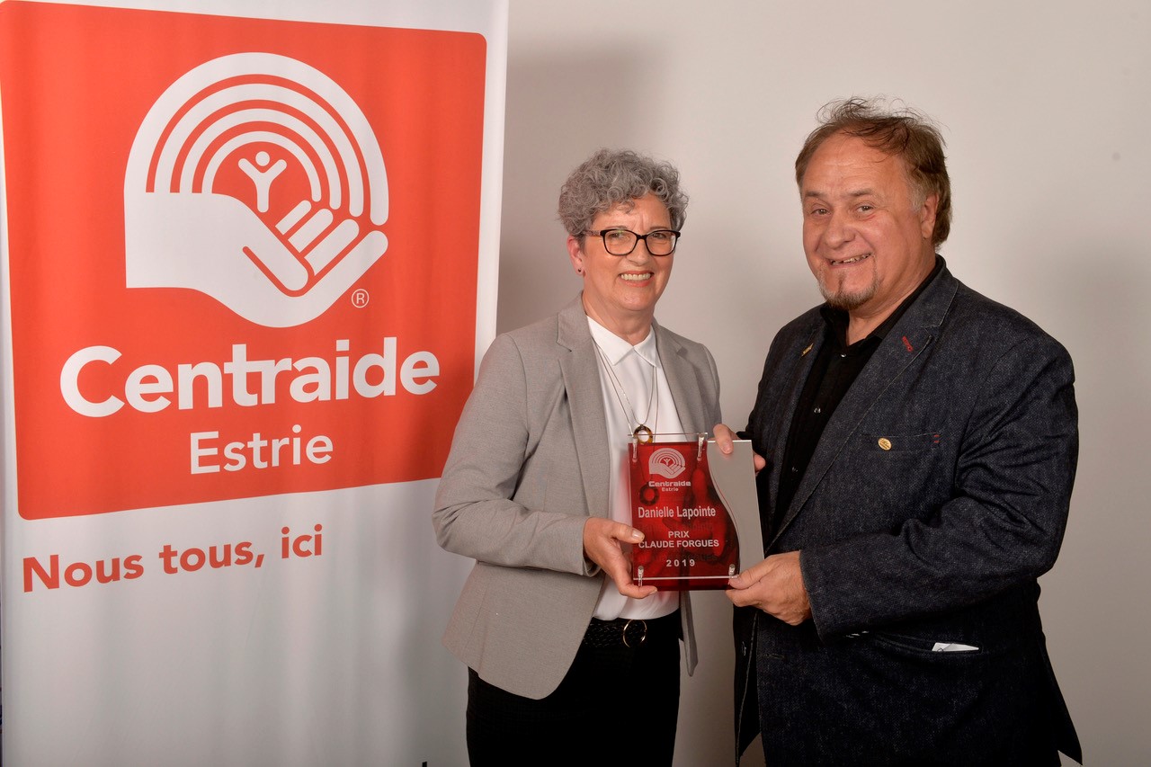 En présence de Claude Forgues, Danielle Lapointe a reçu le Prix Claude Forgues.