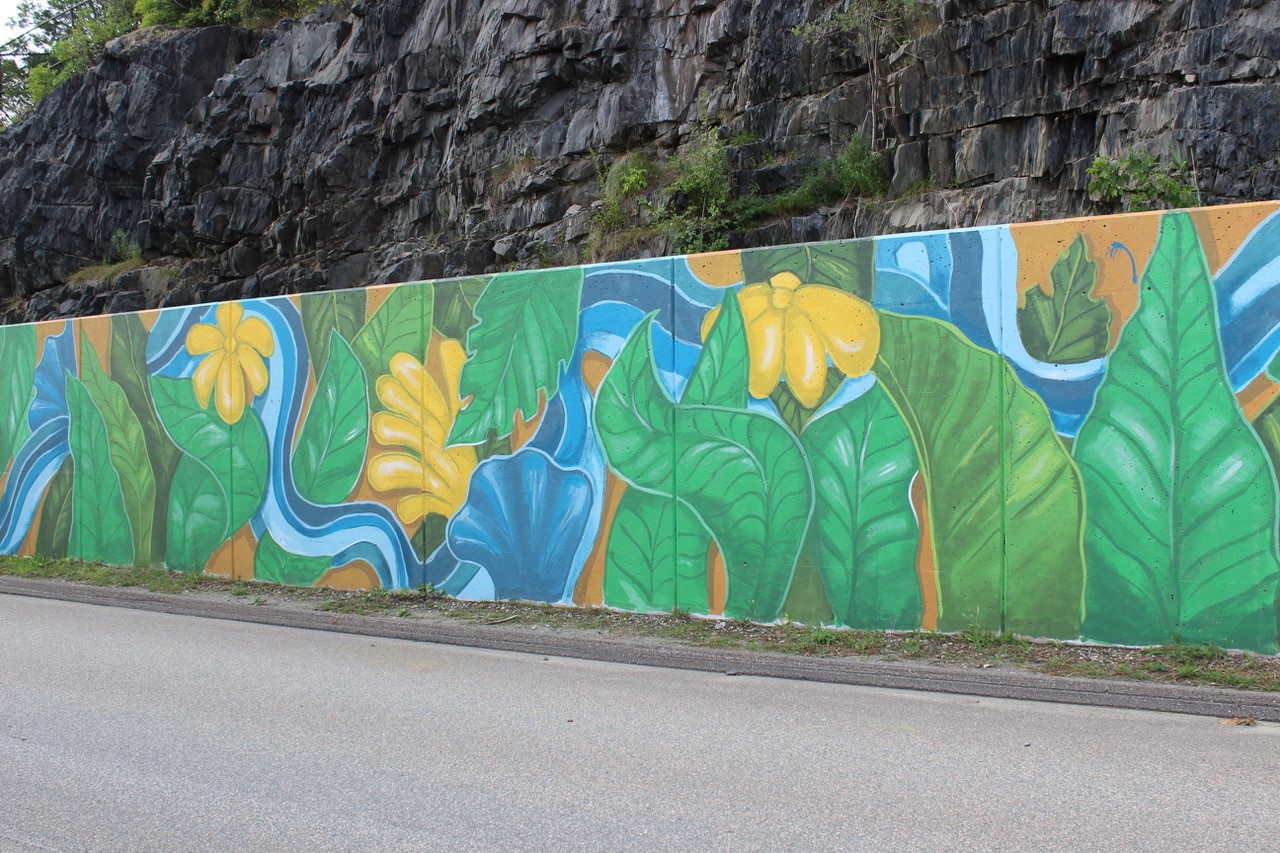Un an à pareille date, la murale de Jessica Chabot garde ses couleurs d’été.  