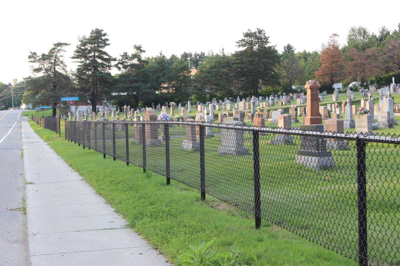 Une clôture prête à assurer les entrées du cimetière.
