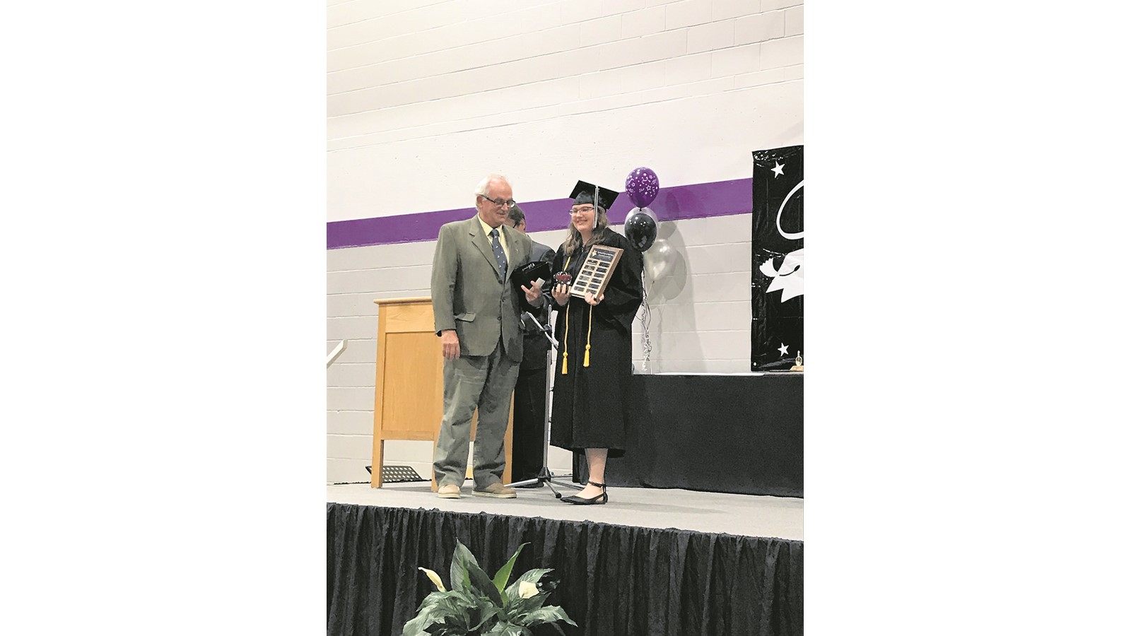 Robert Mckeage présentant le prix à Promise Rocheleau