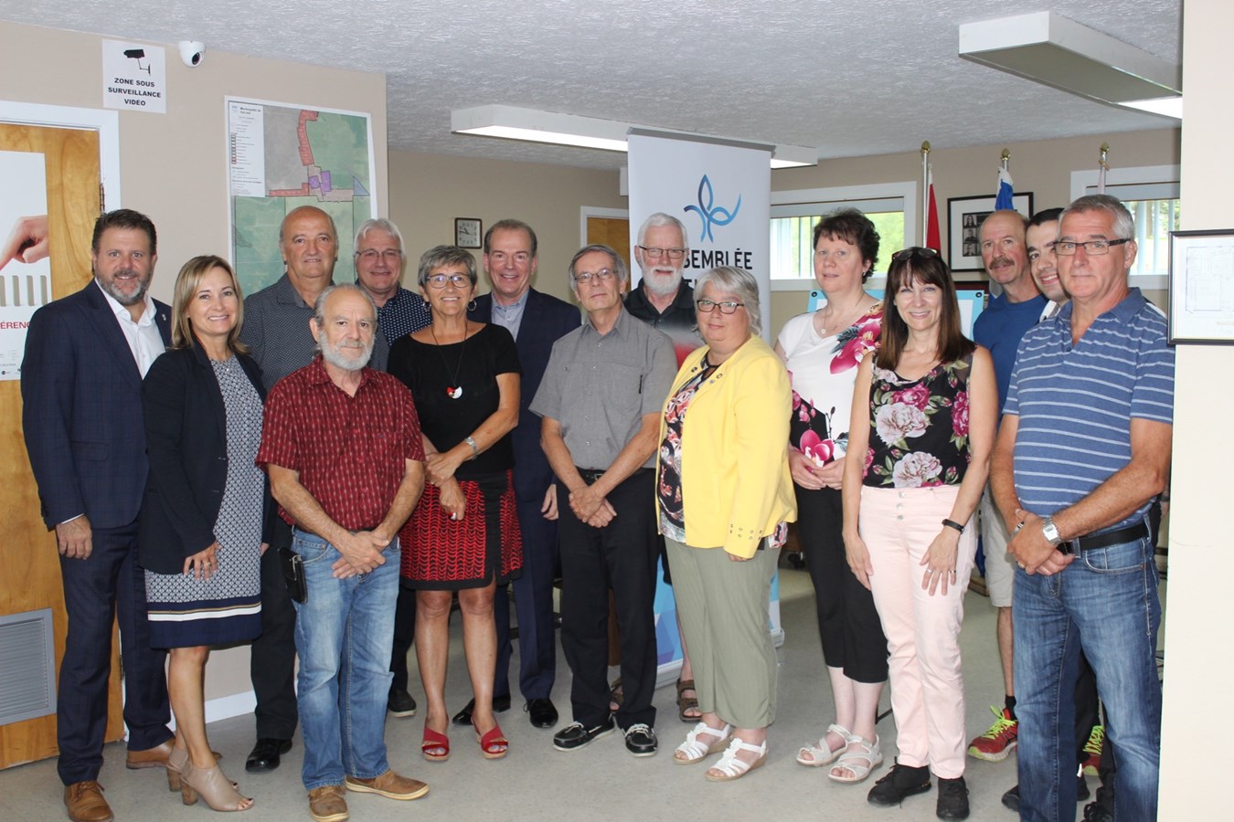 Une photo regroupant élus municipaux, intervenants, attachés politique parmi lesquels s’ajoutent le député de Richmond André Bachand, la mairesse de Windsor Sylvie Bureau et le maire de Val-Joli Rolland Camiré.
