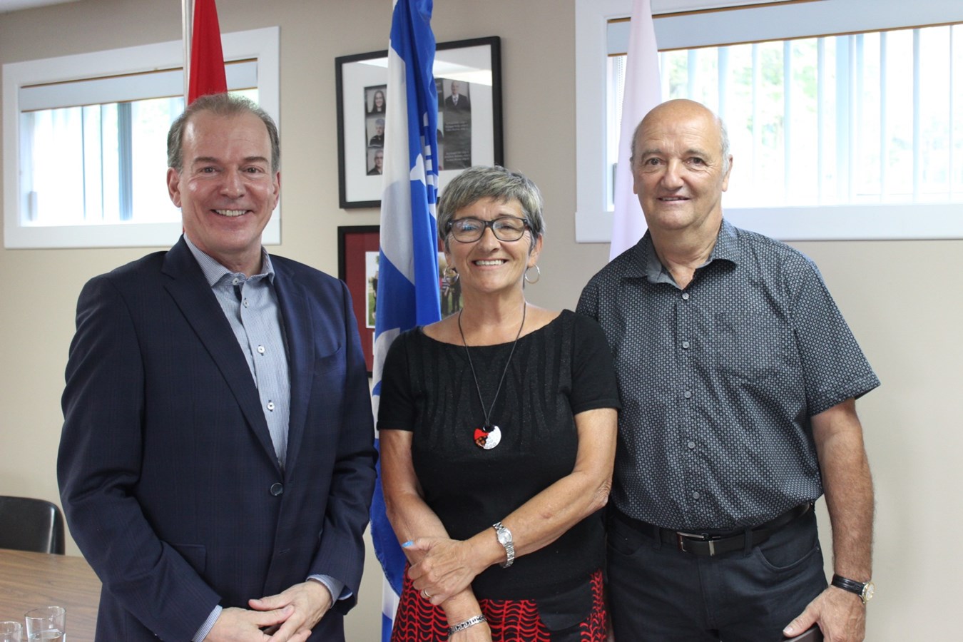 De gauche à droite : le député de Richmond André Bachand, la mairesse de Windsor Sylvie Bureau et le maire Val-Joli Rolland Camiré. 
