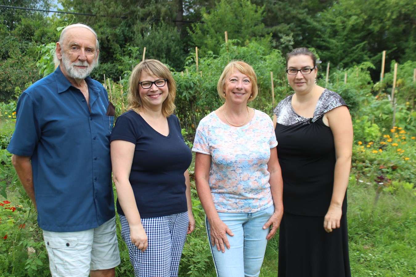Quatre membres du CAB qui apprécient le plaisir de cultiver et de partager : André Lachaine, président du conseil d’administration; Nathalie Boisvert, directrice générale; Louise Tremblay, coordonnatrice des bénévoles; Chantal Coutu, adjointe administrative.