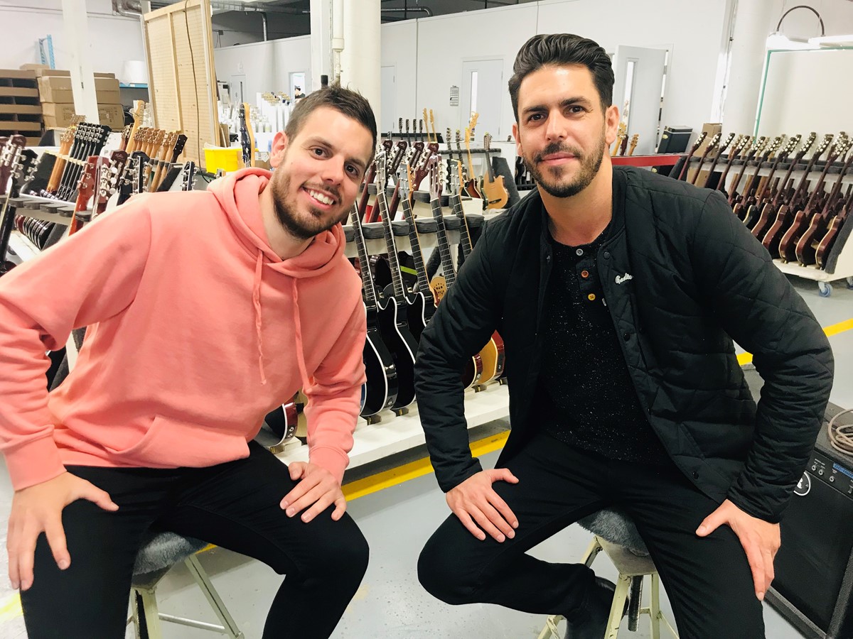 Sam Breton et un membre de la famille Godin.