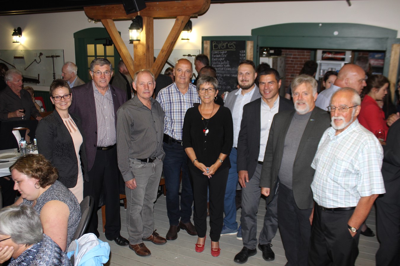 À partir de la gauche : la directrice de la Poudrière, Yannick Scrosati; le maire de Saint-Claude, Hervé Provencher; le maire du Canton de Cleveland, Herman Herbers; le maire de Val-Joli, Rolland Camiré; la mairesse de Windsor, Sylvie Bureau; le député de Richmond-Arthabaska, Alain Rayes; le préfet de la MRC du Val-Saint-François et maire de Stoke, Luc Cayer et le maire de Saint-François-Xavier-de-Brompton, Gérard Messier.