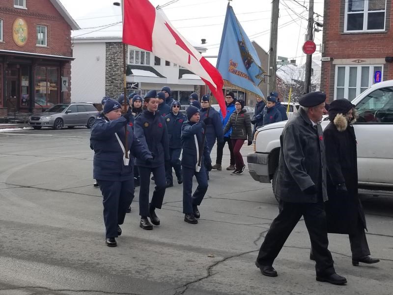 Le cénotaphe de Danville orné pour le jour du Souvenir 