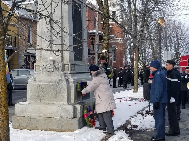 Le cénotaphe de Danville orné pour le jour du Souvenir 