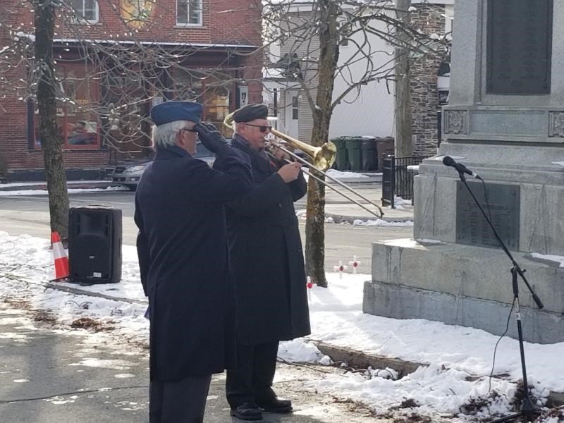 Le cénotaphe de Danville orné pour le jour du Souvenir 