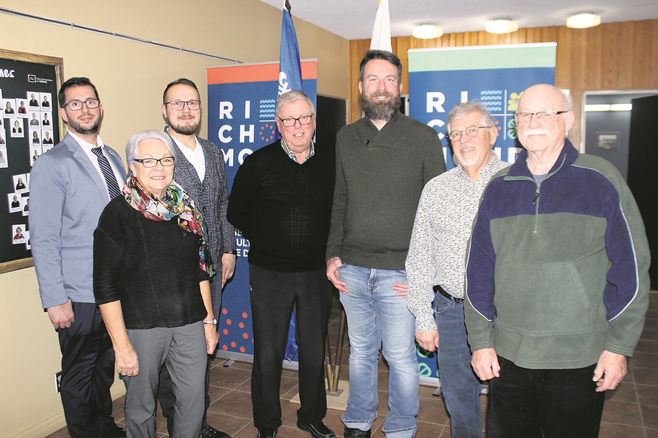 À partir de la gauche : Alexis Grondin-Landry, directeur général adjoint de la Ville de Richnond ; Cécile Bourbeau, conseillère municipale ; Hugo Vachon, représentant le député de Richmond André Bachand ; Bertrand Ménard, maire de Richmond ; Alexandre Demers, du Conseil régional de l’environnement de l’Estrie ; Guy Boutin, conseiller municipal et un citoyen, André Desfosses.