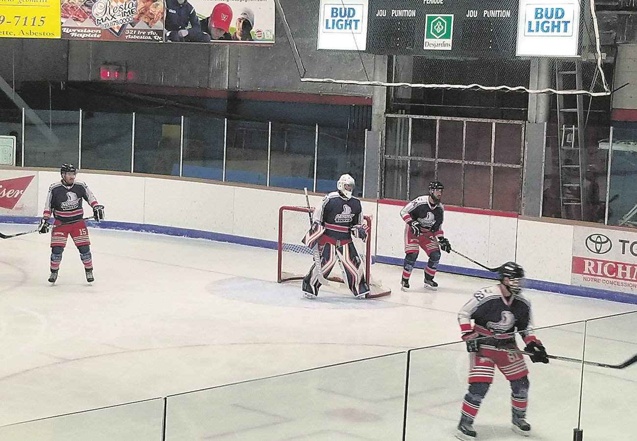 La troupe senior d’Asbestos à savouré un premier triomphe cette saison en ayant raison du Boum de St-Boniface au compte de 9 à 6 vendredi dernier à domicile.