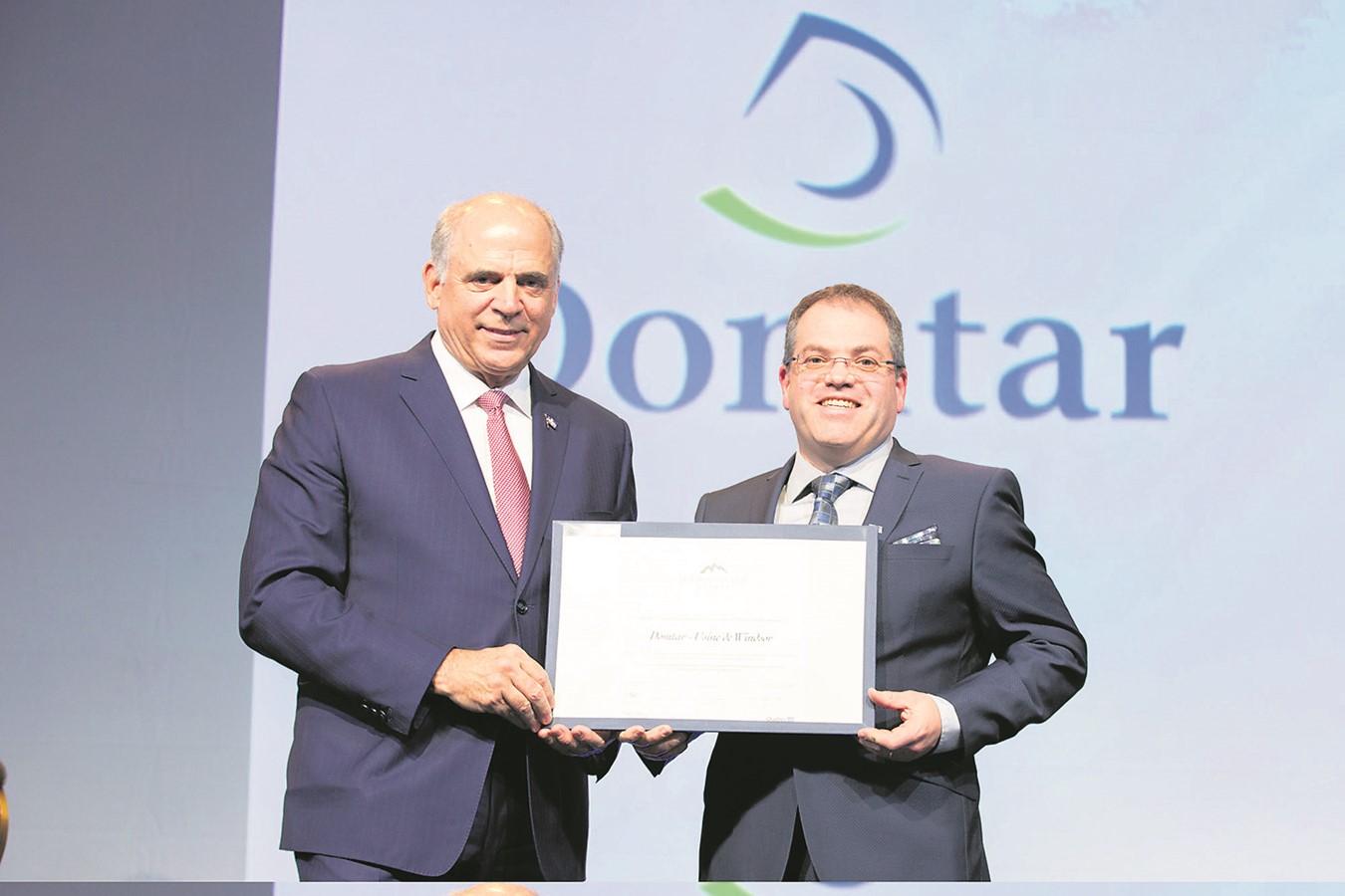 Pierre Fitzgibbon, ministre de l’Économie et de l’Innovation du Québec,  remet une Grande Mention à Sylvain Bricault, directeur général chez Domtar-Usine de Windsor. 