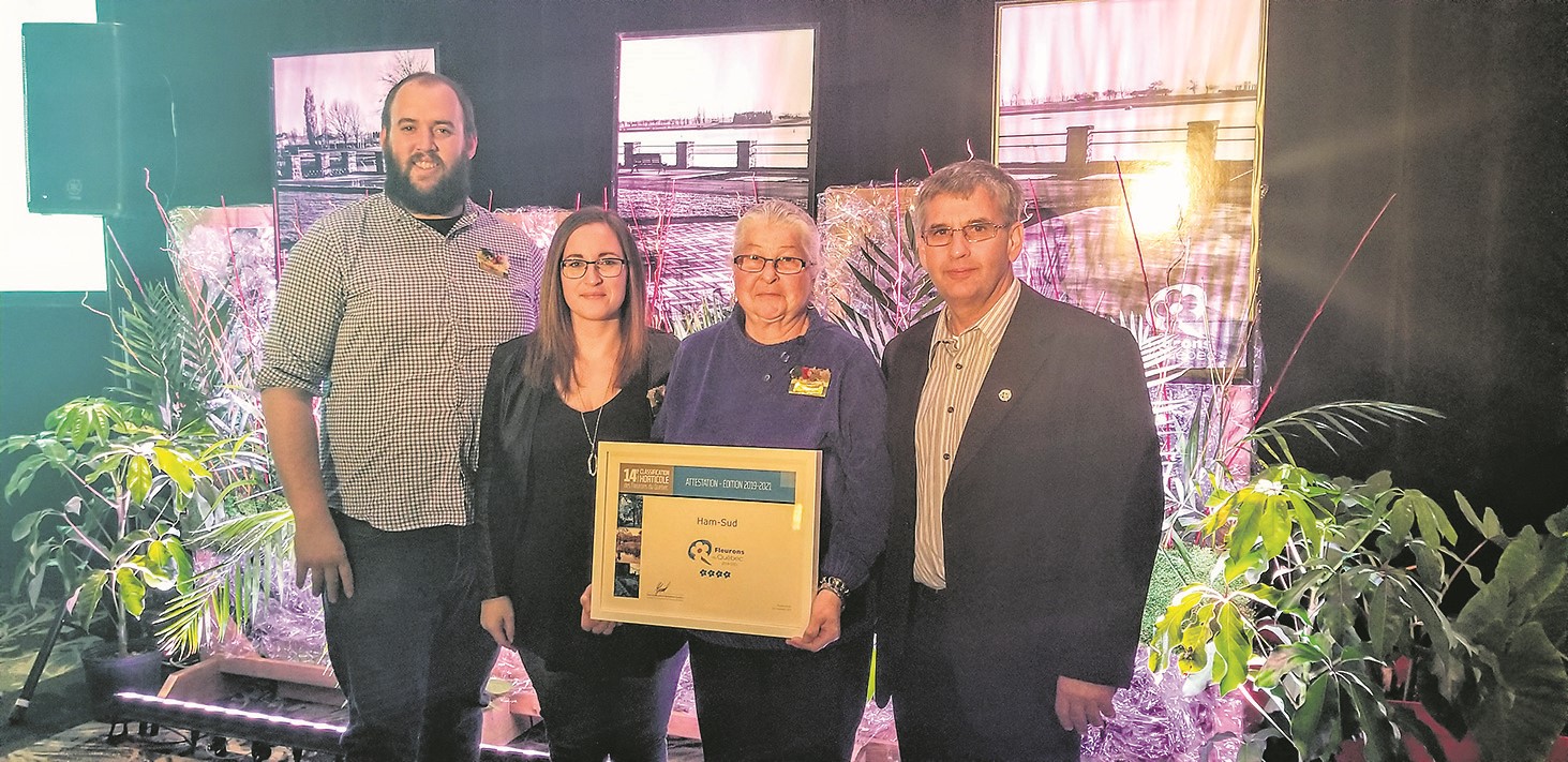 De gauche à droite : Frédérick Bernier  inspecteur, Marie-Pier Dupuis, directrice générale, Diane Audit Goddard, conseillère et Serge Bernier, maire.