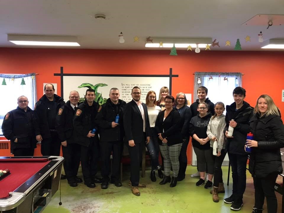 Partenaires financiers : Pompiers, représentants du député André Bachand et de la ville d’Asbestos, poses en compagnies des jeunes lors de l’inauguration officielle de la nouvelle buvette pour bouteilles réutilisables.