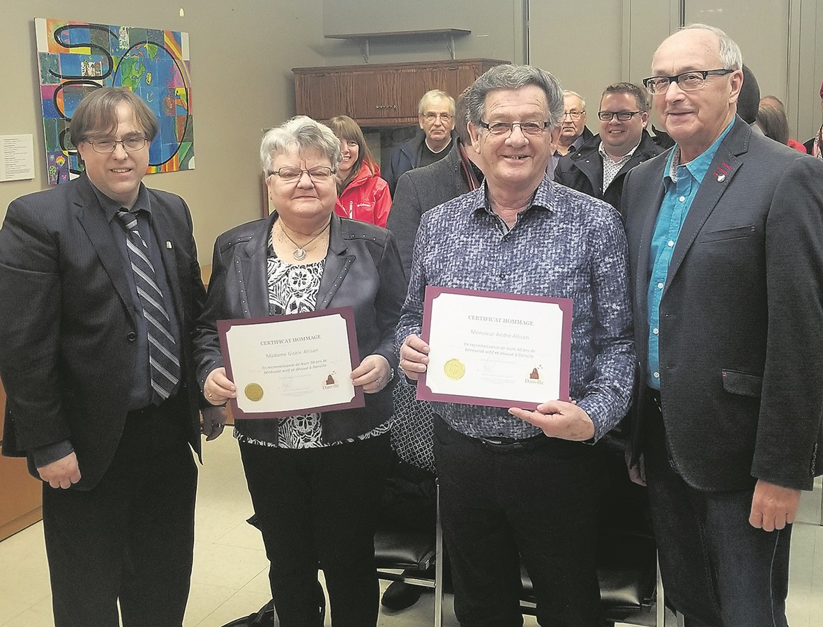 De gauche à droite: Le maire de Danville, M.Michel Plourde, Mme Gisèle Allison, M. André Allison et M. Jean-Guy Laroche, conseiller.