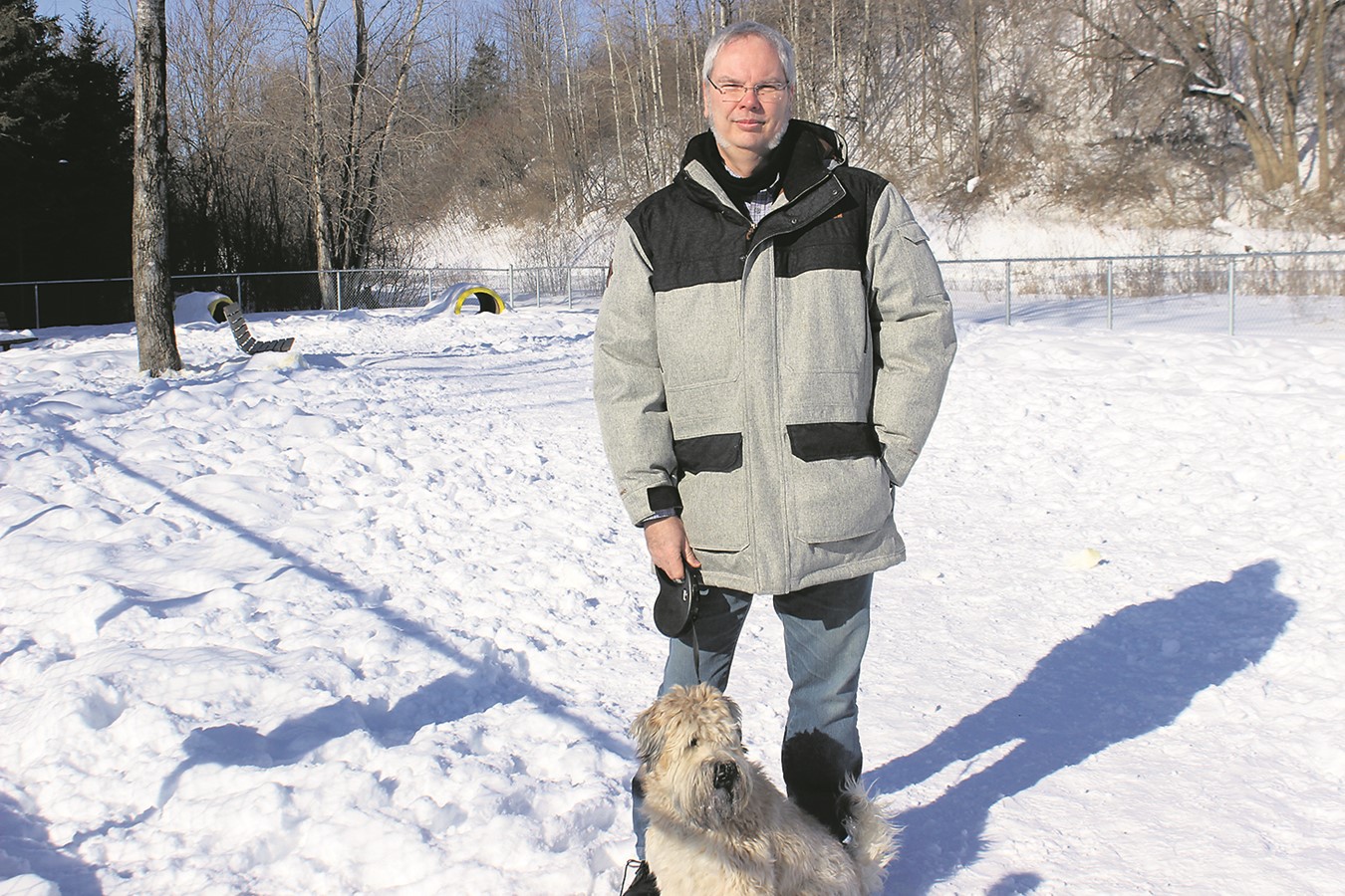 Sylvain Marcoux et son ami poilu âgé de deux ans. L’endroit est celui du parc canin près de la rivière Saint-François et de la rue Principale Nord à Windsor. Évidemment, les deux enclos pour les chiens (petits et plus grands) sont moins présents en période hivernale.