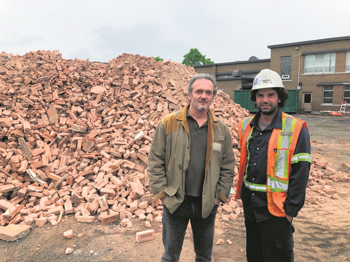Laurent Frey, président de HVSF avec Françis Landry, chef de chantier
de Robert Fer & Métaux devant le tas de briques