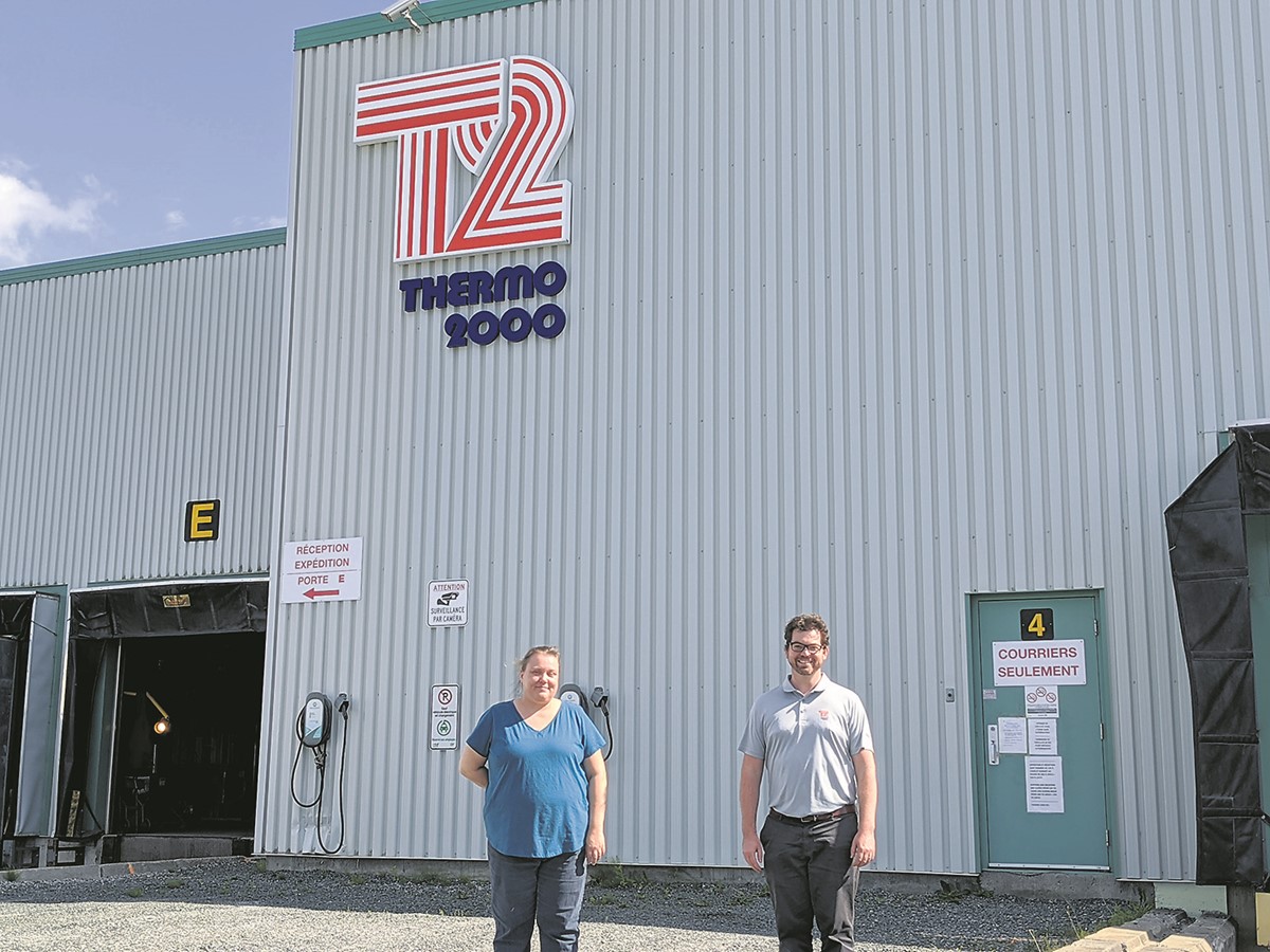 Mme Caroline Leclerc, employée de Thermo 2000 en compagnie du directeur des opérations de l’entreprise M.Jean-Philippe Turcotte.