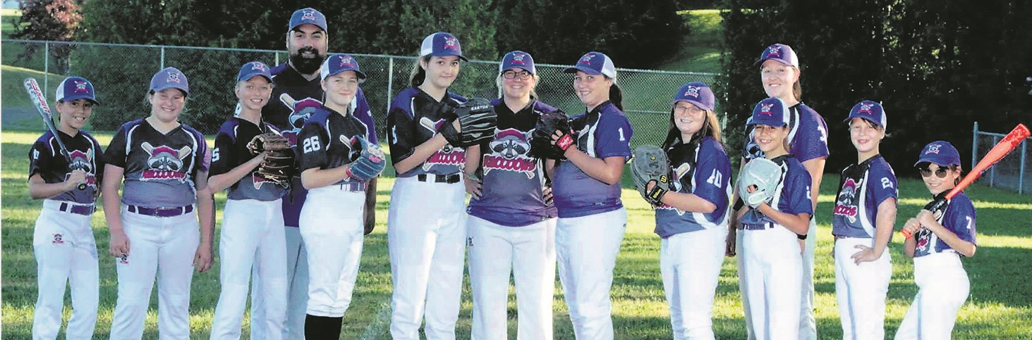 Les équipes de baseball Moustique B des Sources : l’équipe  féminine des Raccoons.