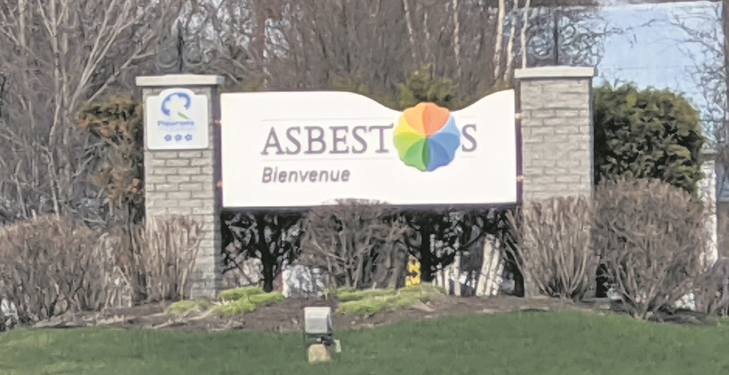 Les élus d’Asbestos réévaluent les choix de noms pour la ville