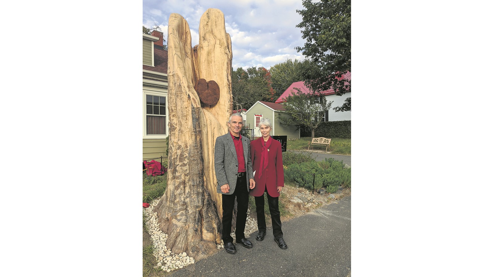M.Richard Letendre et Mme Lori Hazine Poisson devant la sculpture RAFALE qu’ils ont créé à même des fragments d’un érable centenaire cassé par de forts vents en 2019.