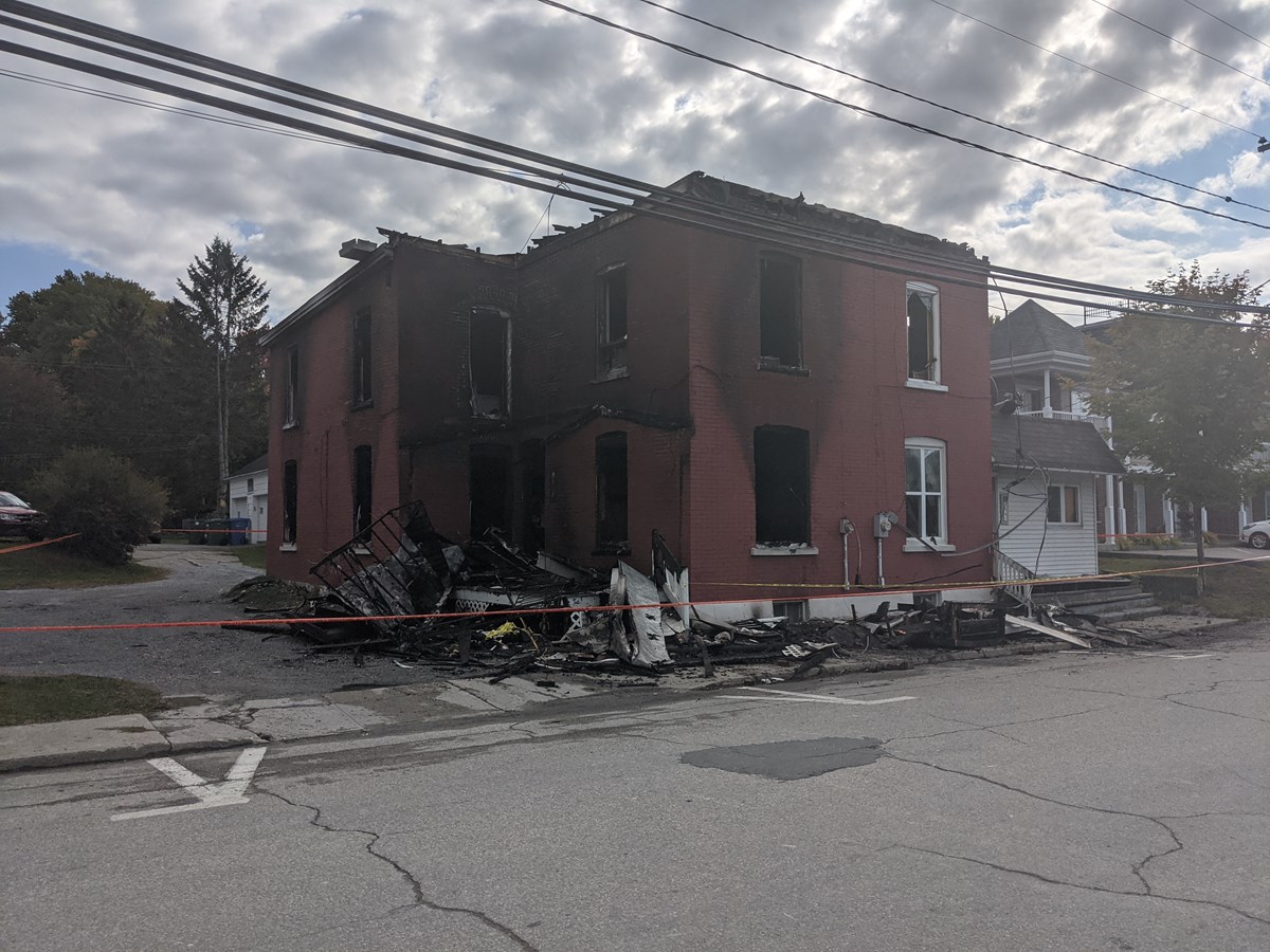 Un immeuble à logements emporté par les flammes à Richmond