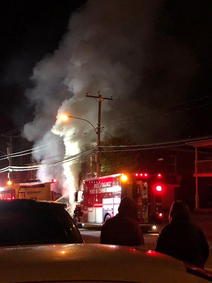 Un immeuble à logements emporté par les flammes à Richmond