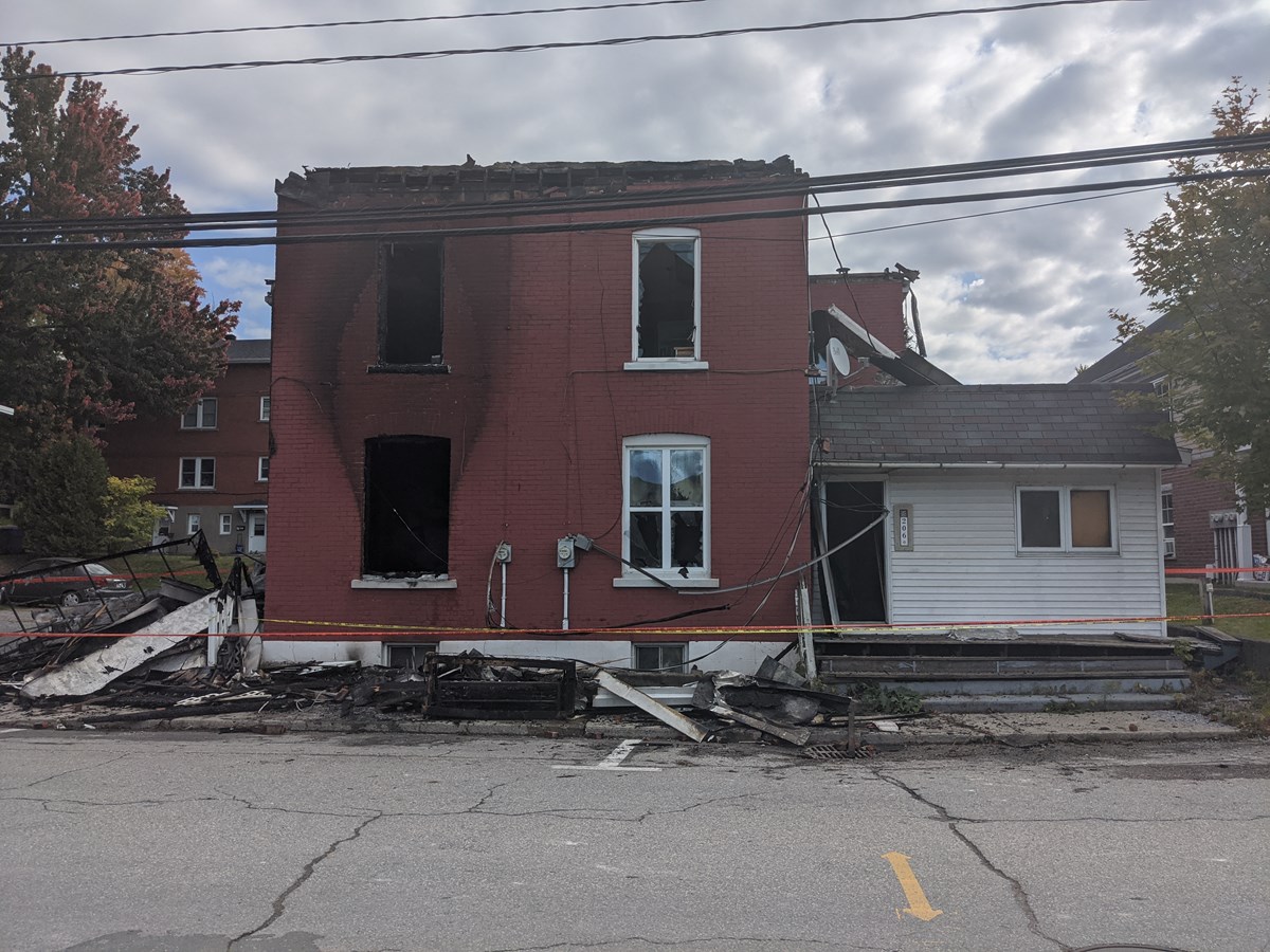 Un immeuble à logements emporté par les flammes à Richmond