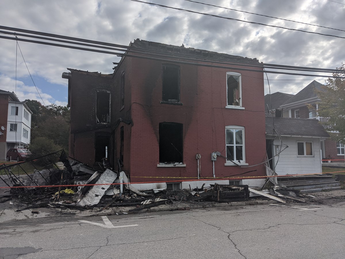 Un immeuble à logements emporté par les flammes à Richmond