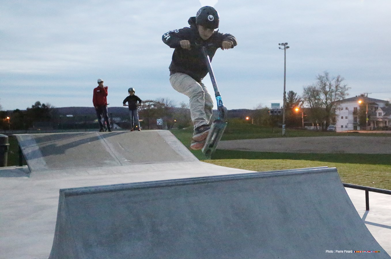 Nouvel éclairage au parc de planche à roulettes Enzo