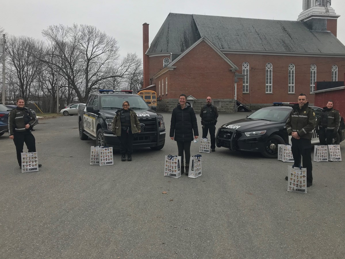 Agente Valérie Fournier, agente Julie Marcotte, Mme Isabelle Forcier du Centre d’action bénévole, agent Mario Menier, sergent Jean-Robert Lyrette et agente Cindy Huppé.