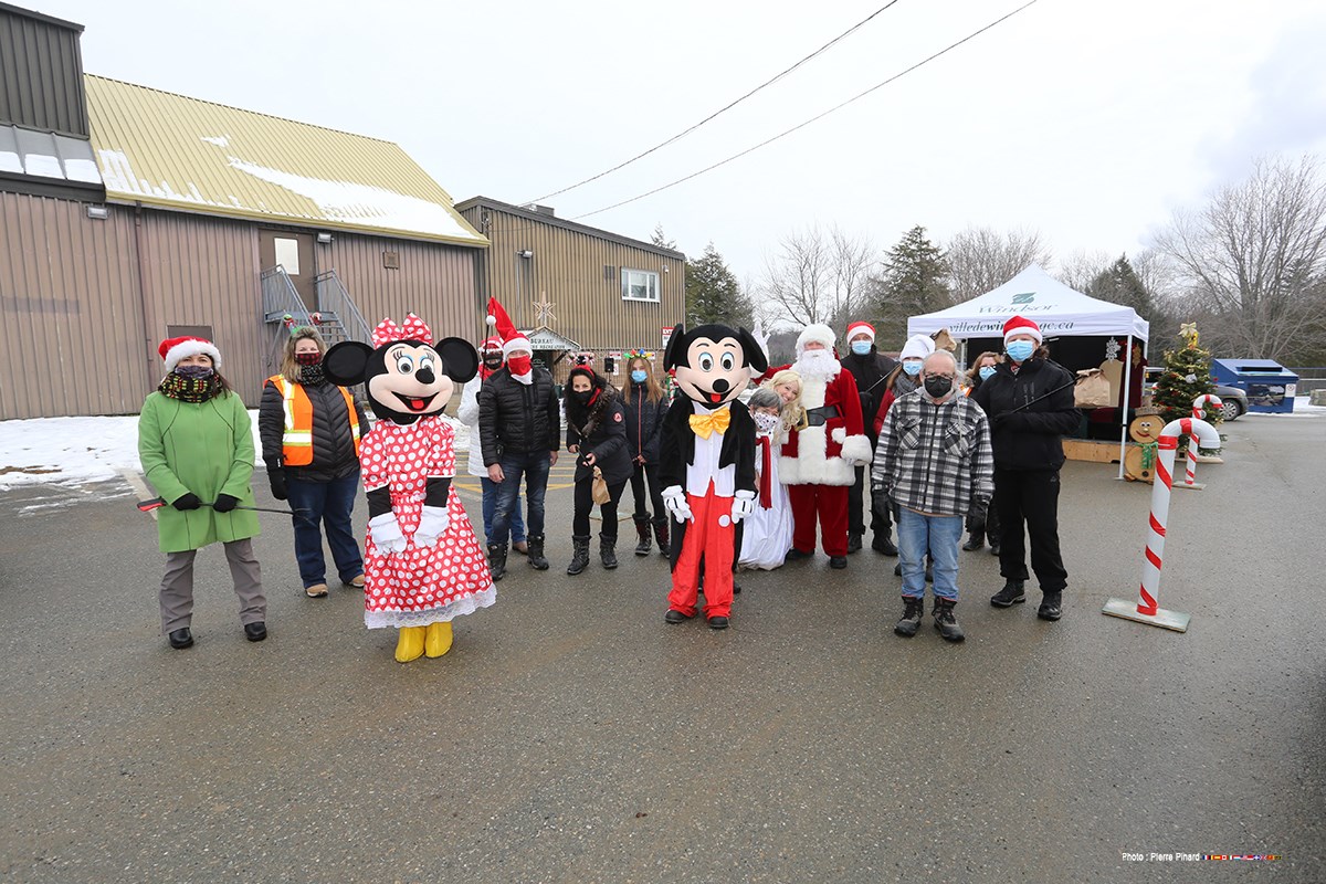Décembre 2020 : La féerie des fêtes du 12 décembre avec des bénévoles et des élus de Windsor et Val-Joli.