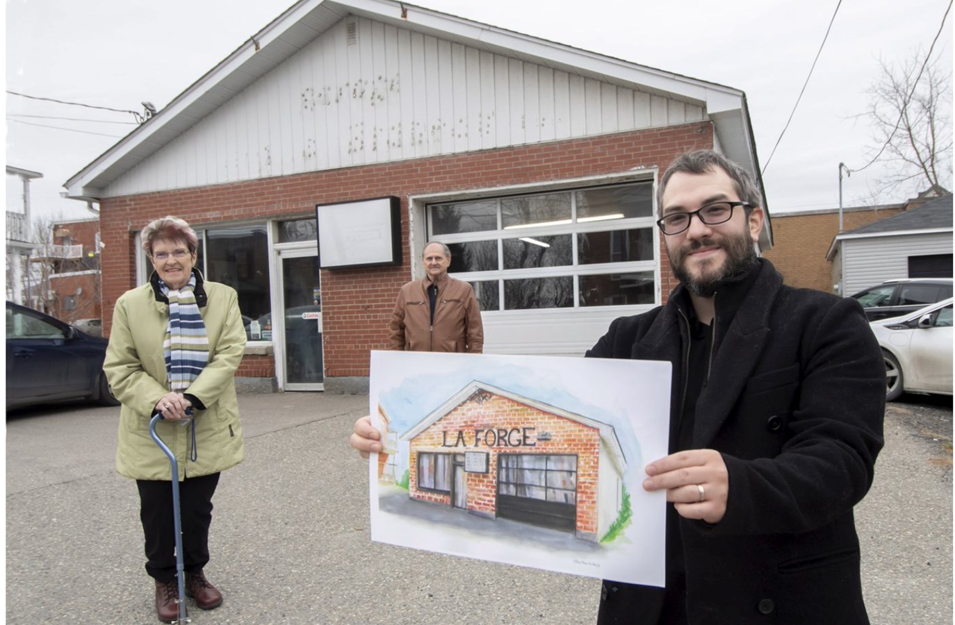 L’Ancienne Forge est une nanobrasserie d’économie sociale qui devrait naître au 49, rue Saint- Lambert dans le secteur Brompton de Sherbrooke. Sur la photo : Lisette Lahaie, présidente du Comité du patrimoine de Bromptonville, Michel Allard, analyste financier pour le projet, et Michael Jacques, chargé de projet.

