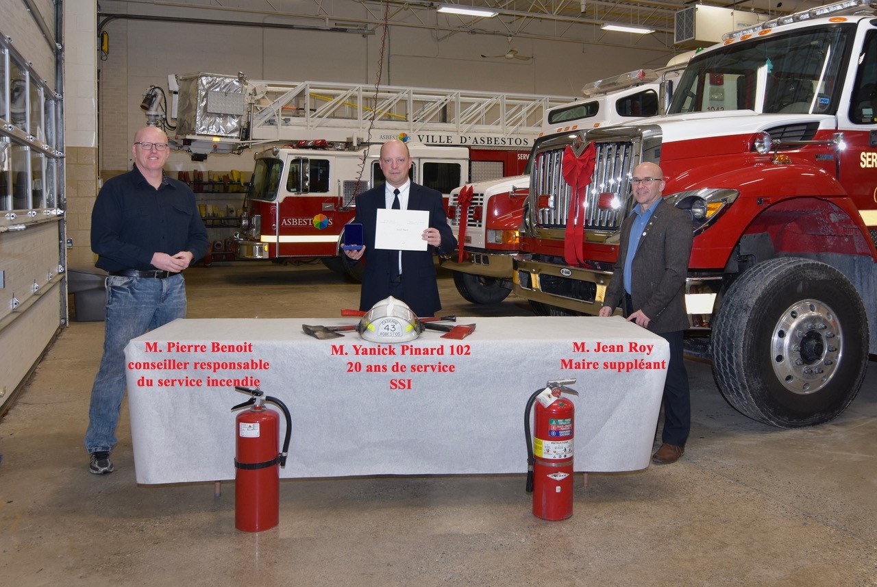 M. Pierre Benoit, conseiller responsable du service incendie, M. Yannick Pinard, 20 ans de service au SSI et Jean Roy, Maire suppléant.