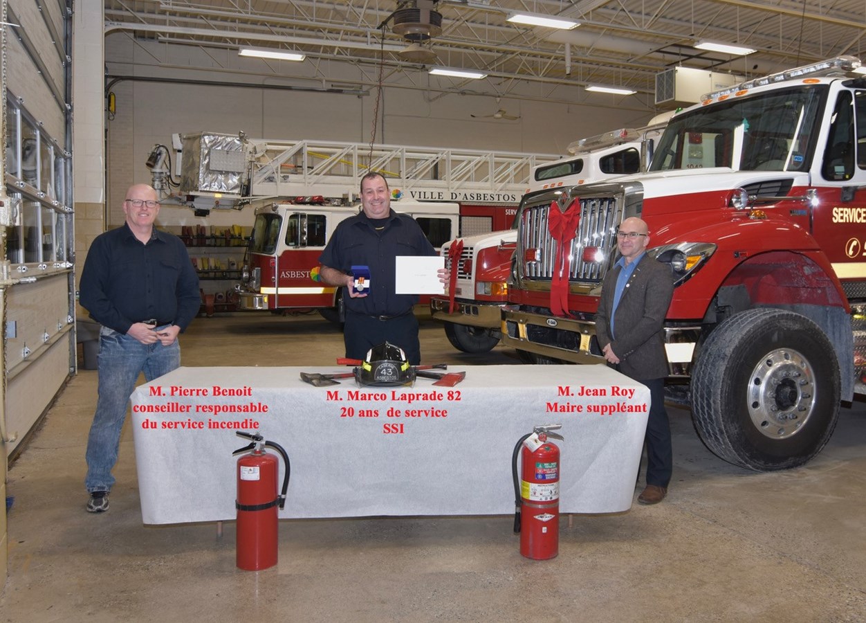 M. Pierre Benoit, conseiller responsable du service incendie, M. Marco Laprade, 20 ans de service au SSI et Jean Roy, Maire suppléant.