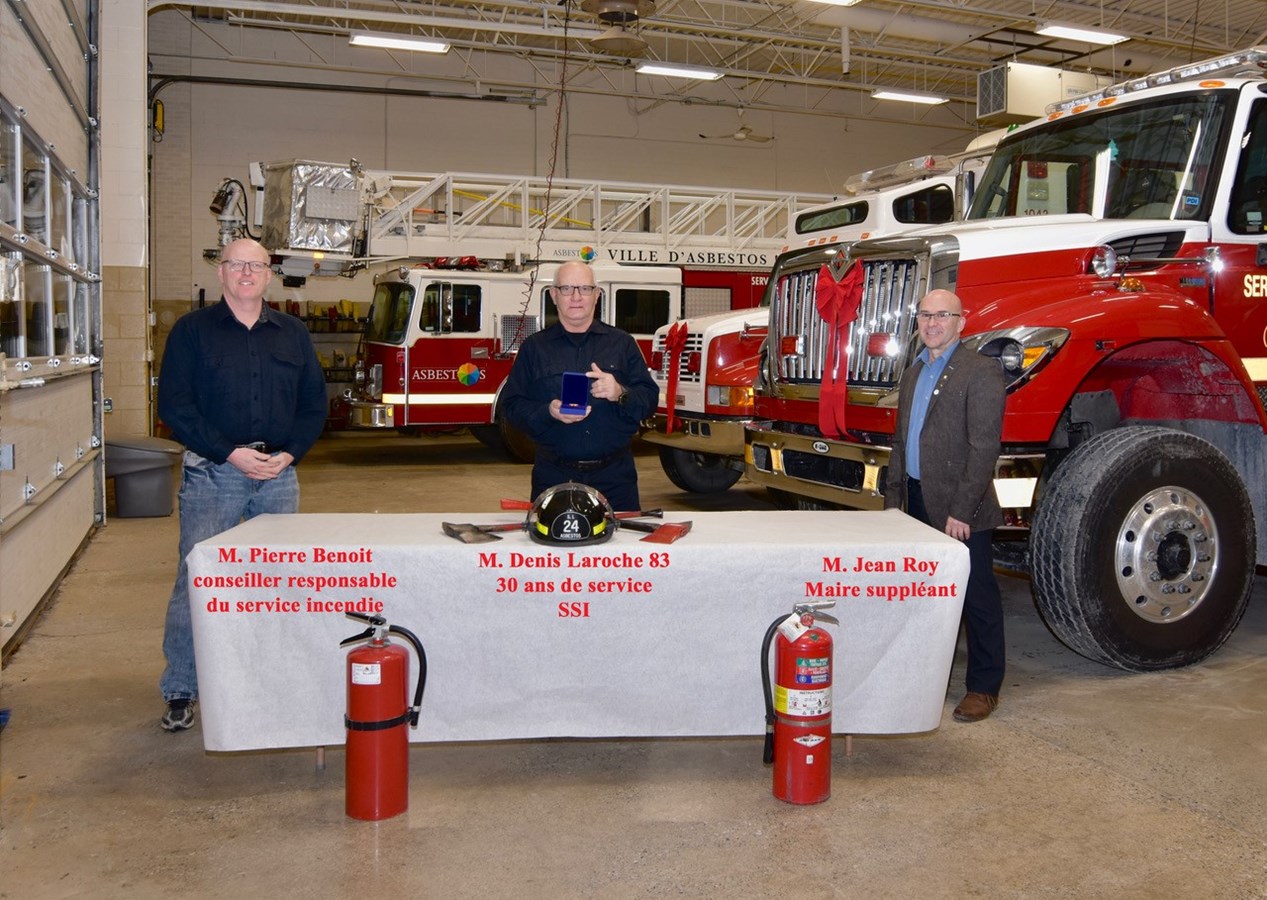 M. Pierre Benoit, conseiller responsable du service incendie, M. Denis Laroche, 30 ans de service au SSI et Jean Roy, Maire suppléant.