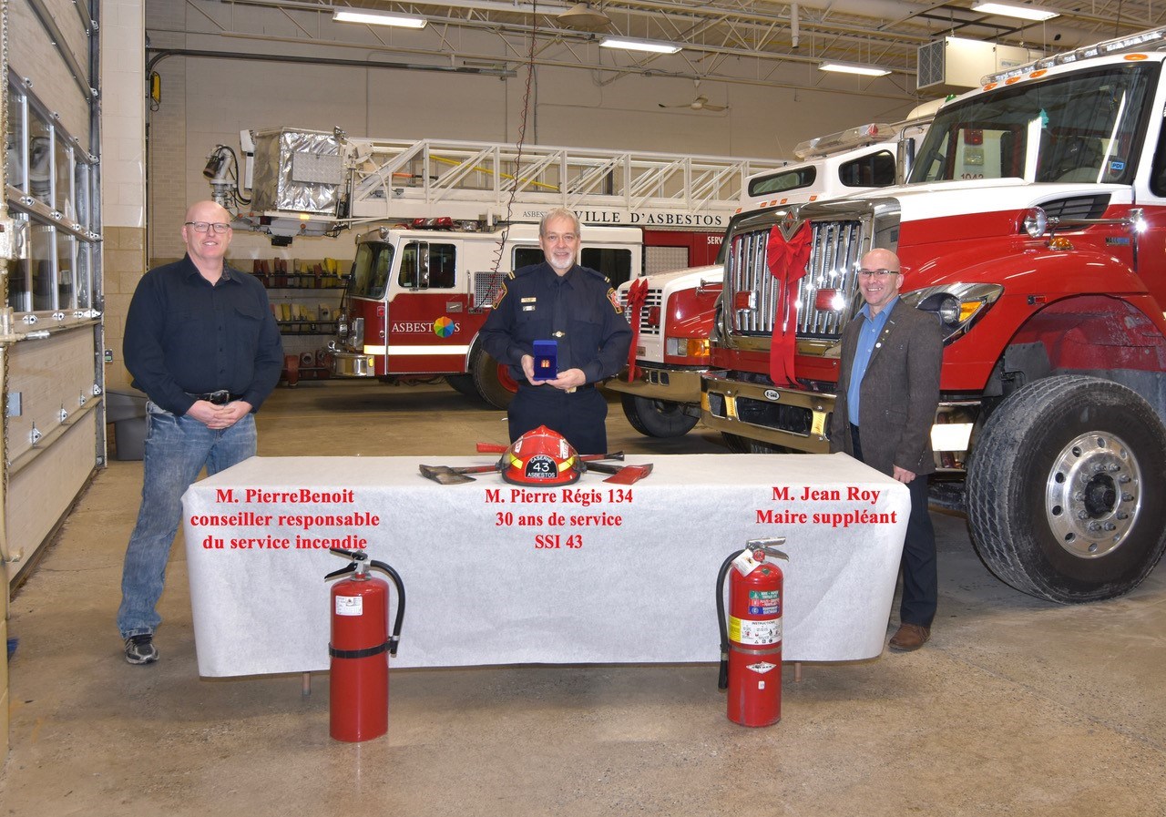 M. Pierre Benoit, conseiller responsable du service incendie, M. Pierre Régis, 30 ans de service au SSI 43 et Jean Roy, Maire suppléant