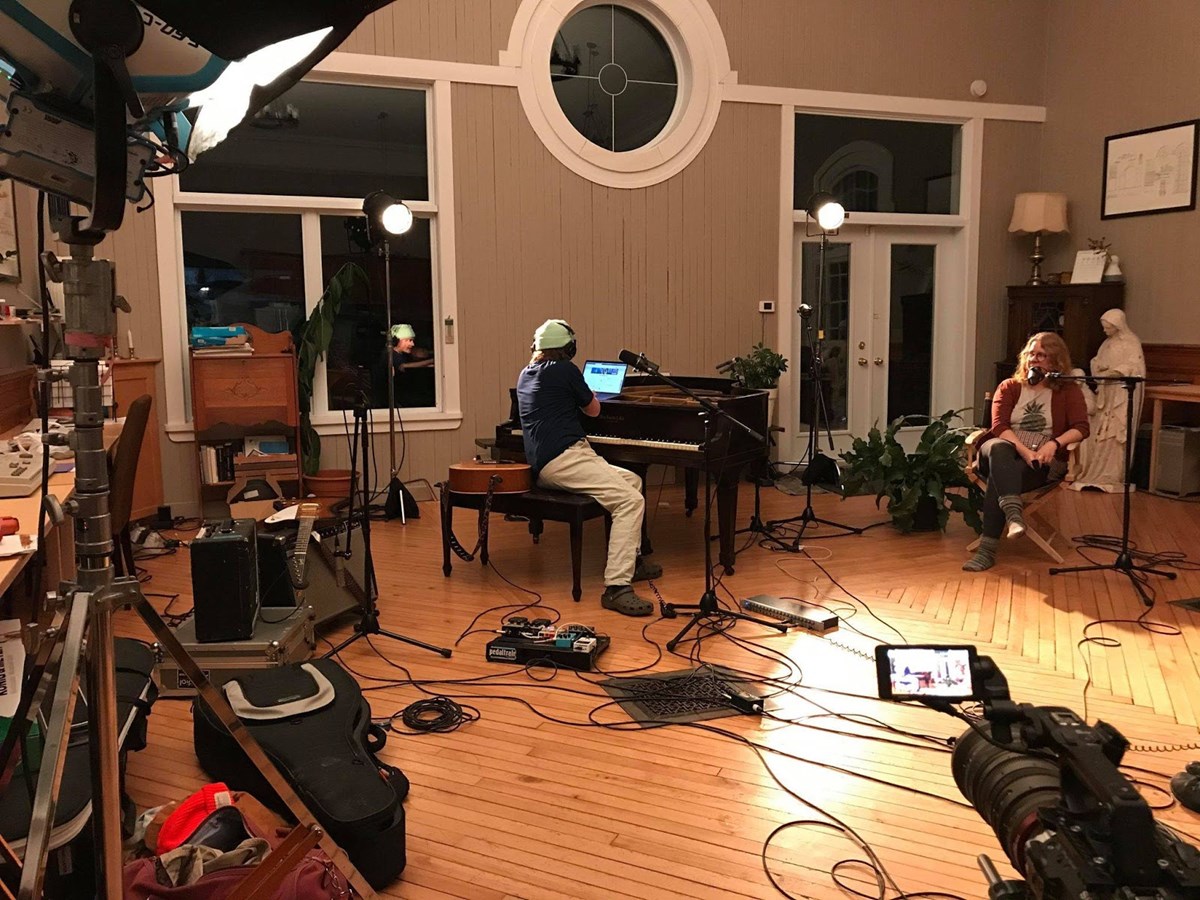 Pilou et Marie-Pier Therrien, l’agente Place aux jeunes des Sources, discutant en formule podcast entre les prestations musicales.