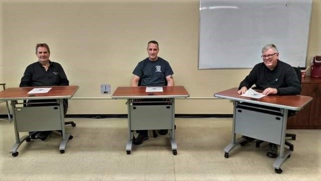 De gauche à droite : Jeff Garrett, Steeve Faucher posent en compagnie de Bertrand Ménard, Président du conseil d'administration de la régie intermunicipale incendie de la grande région de Richmond