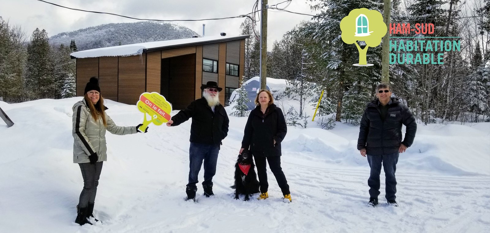 De gauche à droite : France Darveau, directrice générale du projet écorésidentiel Au pied du Mont Ham, Maurice Bergeron, Danielle Hunter, Serge Bernier, maire de la Municipalité de Ham-Sud.