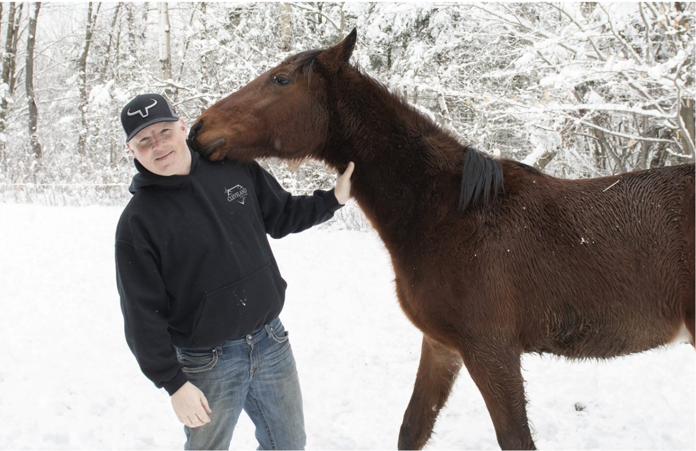 Guillaume Cayer-Richard est copropriétaire de l’Écurie Cleveland. Avec lui sur la photo : Cleveland B Miki, fils de la jument Somewhere A Place et de l’étalon champion du monde Always B Miki. Le poulain est âgé d’un an et sera vendu à l’encan cet automne.