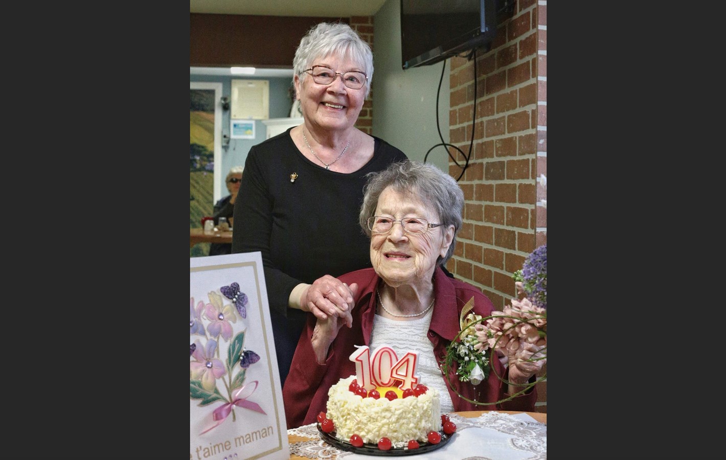 Mme Houle, accompagnée de sa fille Micheline.