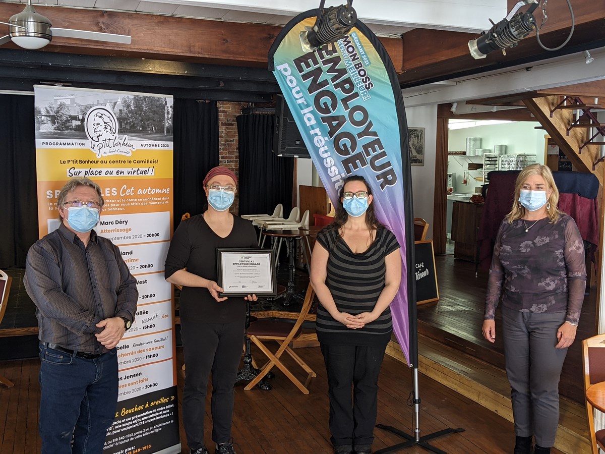 Les coordonnateurs du P’tit Bonheur de Saint-Camille: Benoît Bourassa, Marie-Claude Guyon, accompagnée de Christine Côté et Lisa Champeau. (Absente lors de la prose de photo Mme Johanne Bergeron, également coordonnatrice).
