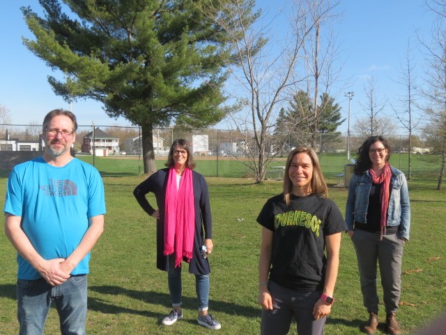 Membres du comité Tourno-Serre sur à l’emplacement des futurs potagers et de la serre solaire passive. De gauche à droite: Richard Labbé, Karyne Collin, Marie-Pierre Morin et Jamie Matchett