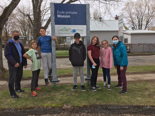 De gauche à droite : Jean Nadeau (Club optimiste de Val-des-Sources et responsable du concours), Loïc Perreault, Félix Nadeau, Jacob Bégin, Clara Parenteau, Sophie Bégin et Annie Savoie (parent bénévole). À noter que les mesures de la santé publique en vigueur à ce moment ont été respectées lors de la prise de photo.