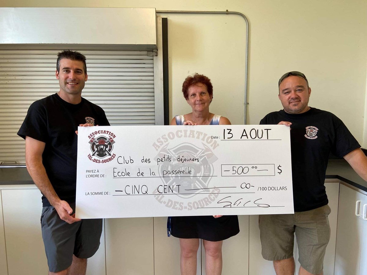 L’association des pompiers de Val-des-Sources remet 500 $ au Club des petits déjeuners
