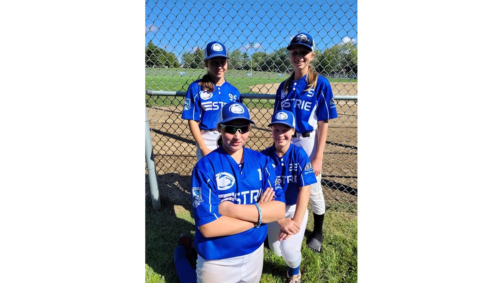 Les joueuses résidentes de Val-des-Sources s’alignant à avec les Panthères 13U de l’Estrie.