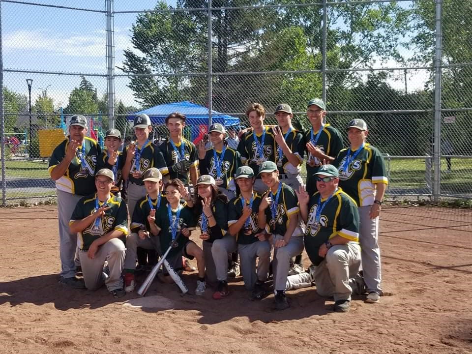 L’équipe des A’s Bantam de Val-des-Sources, gagnante de la 3 e place aux Provinciaux disputés à Longueil.