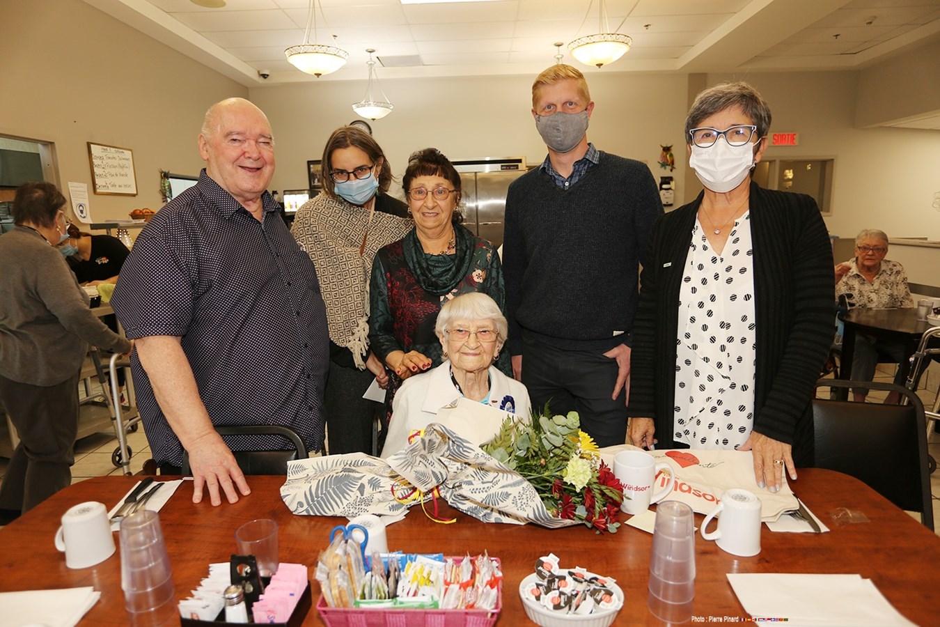 Abbé Guy Giroux, la coordonnatrice de la popote roulante, Carmen Therrien, fille de Mme Antoinette Therrien, Antoinette Therrien, Alexandre Mailhot, du bureau du député Alain Rayes et Sylvie Bureau, mairesse de Windsor.