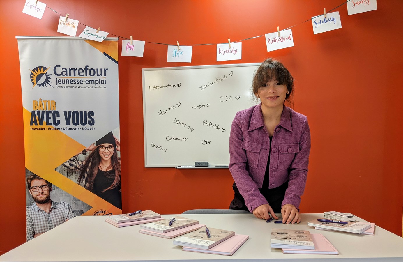 Le programme s’adresse aux jeunes mamans de langue anglaise ou française qui n’ont pas terminé leurs études secondaires. Les activités se déroulent à Richmond dans les locaux du Carrefour jeunesse-emploi au 139 Principale Nord.